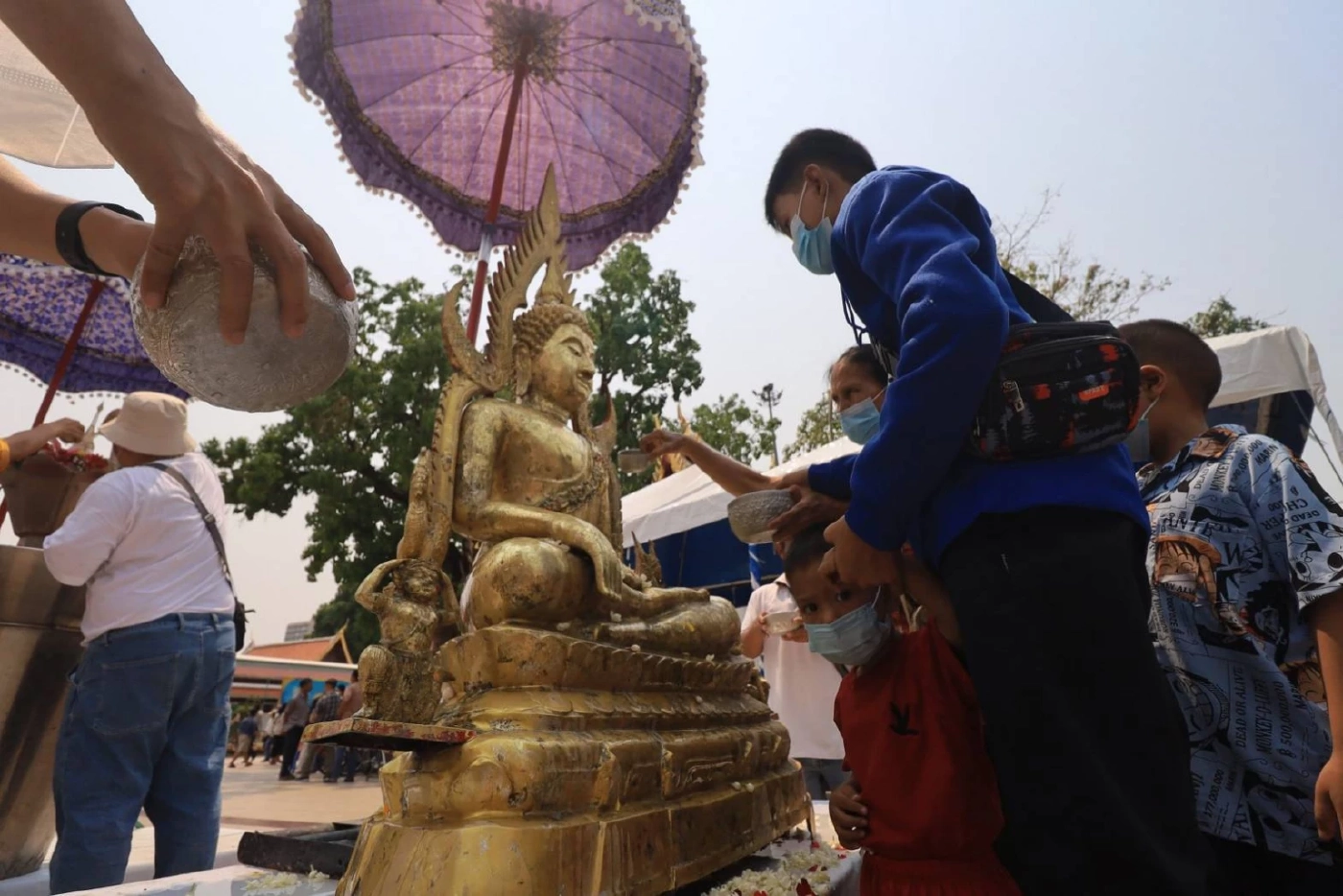 นักท่องเที่ยวสรงน้ำ "พระพุทธชินราชจำลอง" เสริมสิริมงคลรับวันสงกรานต์