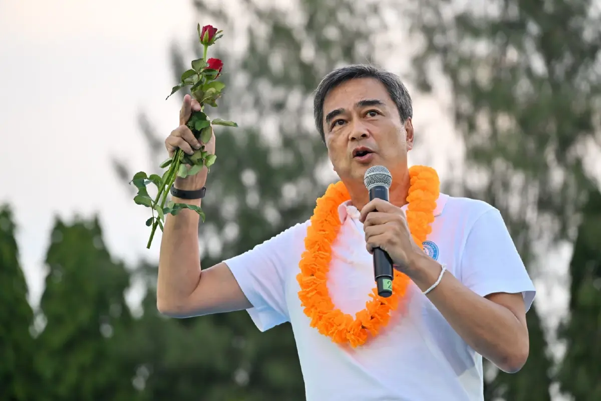 อภิสิทธิ์ เวชชาชีวะ อดีตนายกรัฐมนตรีและอดีตหัวหน้าพรรคประชาธิปัตย์