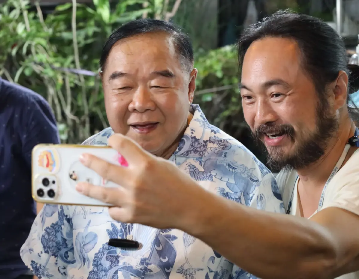 พล.อ.ประวิตร วงษ์สุวรรณ  ร่วมถ่ายรูปกับพี่น้องประชาชนย่านเยาวราชอย่างเป็นกันเอง 