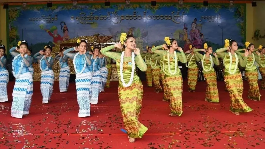 คนเมียนมาแห่หนีรัฐบาลทหาร ไปเล่นสงกรานต์ที่ประเทศเพื่อนบ้าน