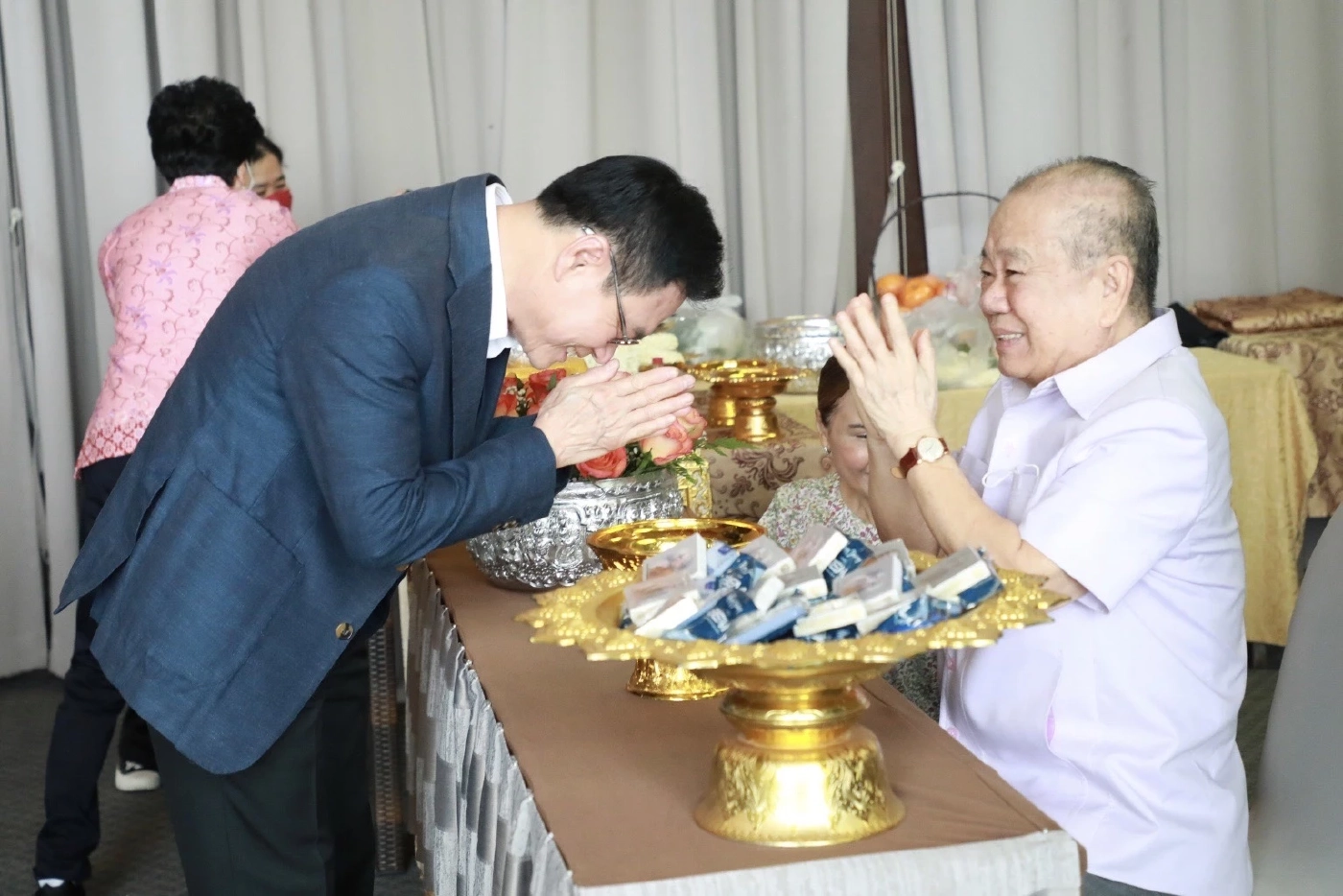 สุดชื่นมื่น “จุรินทร์” ร่วมงานรดน้ำดำหัว “อนันต์ อนันตกูล” สิงห์แดง รุ่น 2