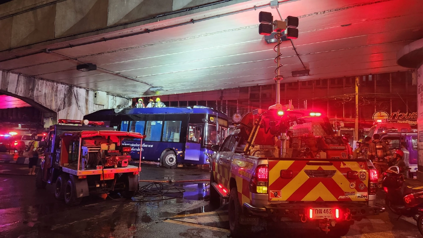 ระทึกกลางดึก! รถเมล์ EV ไฟลุกท่วม หลังชนตอม่อสะพานลอยแยกประตูน้ำ