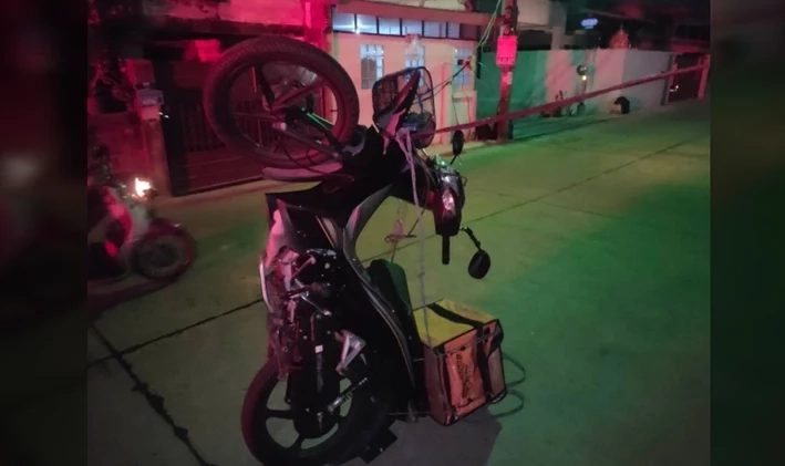 หนุ่มไรเดอร์หวิดดับ เจอสายสื่อสารห้อยต่ำ เกี่ยว จยย. หน้าตั้งฉากกับพื้น