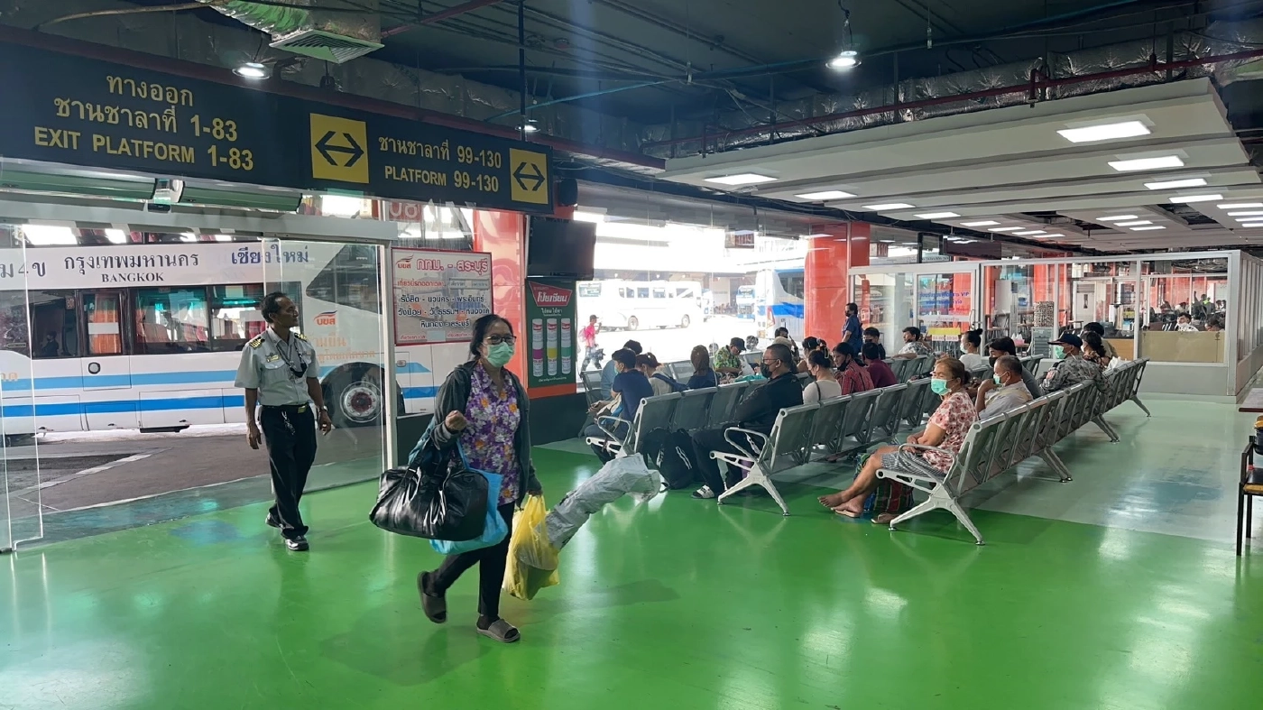 แห่ออกตจว.! บขส. เผยวานนี้เดินทางกว่า 4 หมื่นคน ยืนยันไม่มีการตกค้าง