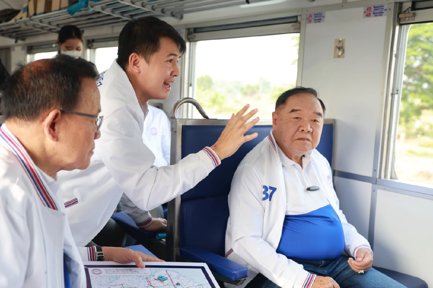 "บิ๊กป้อม" นำทีมพปชร. ขึ้นรถไฟ ลุยหาเสียงโคราช หวังปักธงอีสานอันดับหนึ่ง