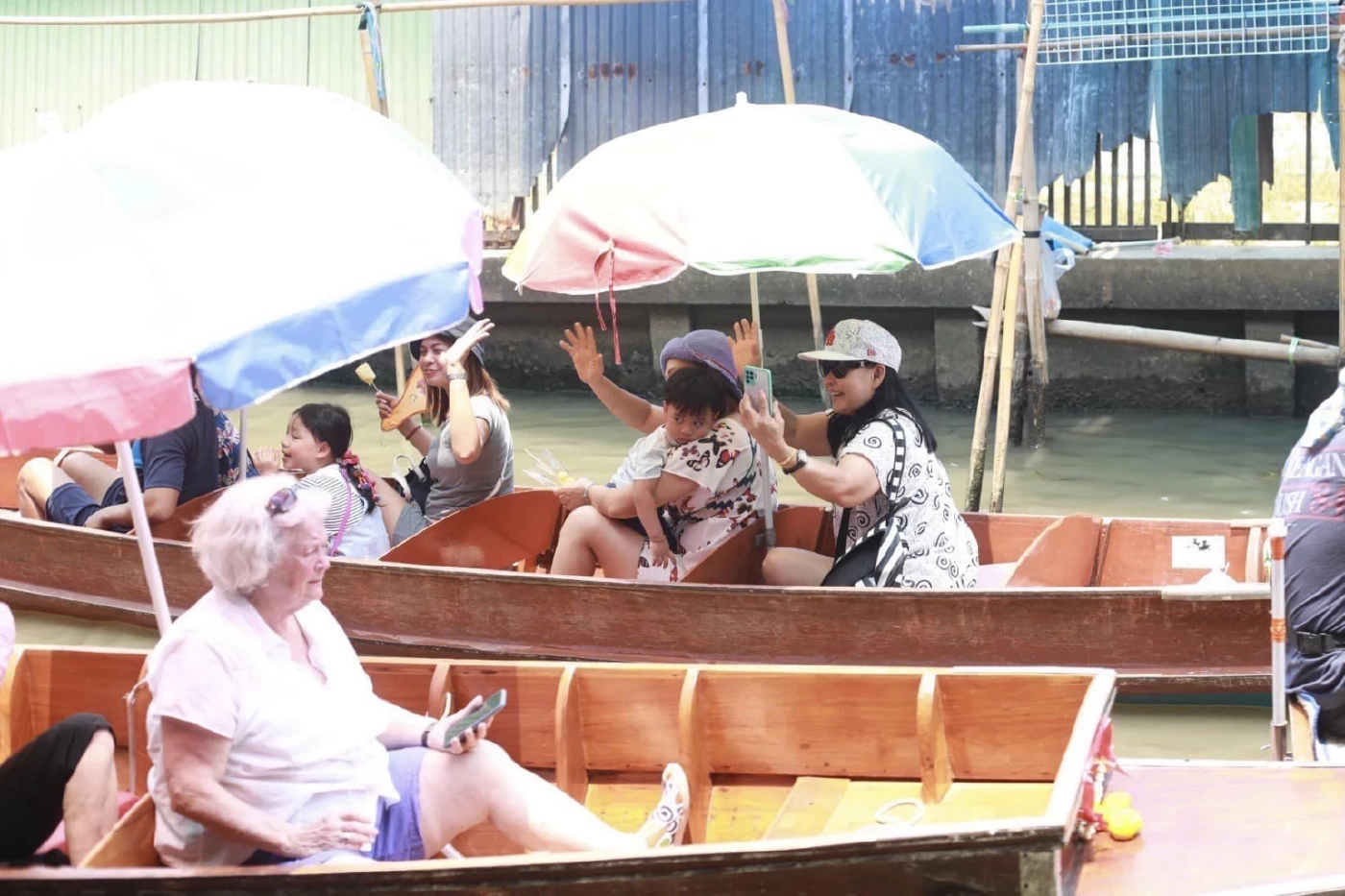 ประชาชนและนักท่องเที่ยว ราชบุรี ต้อนรับอบอุ่น