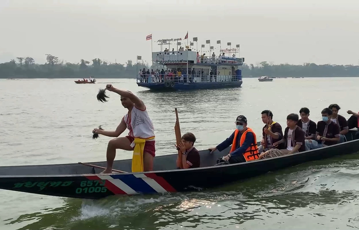 อลังการ! ขบวนแห่ต้นกัลปพฤกษ์กลางน้ำโขง ถวายสักการะรอยพระพุทธบาท