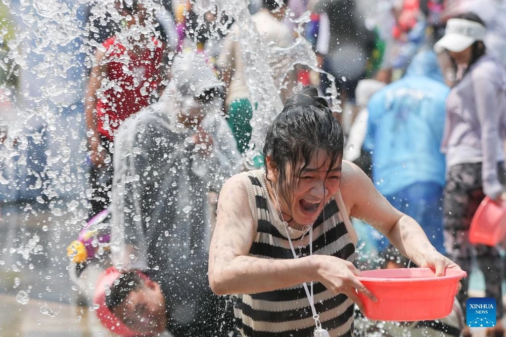 อลังการงานสร้าง!!  มหาสงกรานต์ในมณฑลยูนนานของจีน ( มีคลิป )