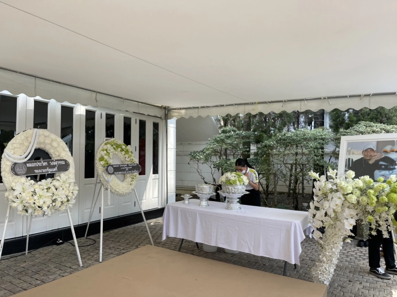 ครอบครัว-คนใกล้ชิด และชาวสมุทรปราการ ร่วมพิธีรดน้ำศพ "เอ๋ ชนม์สวัสดิ์"