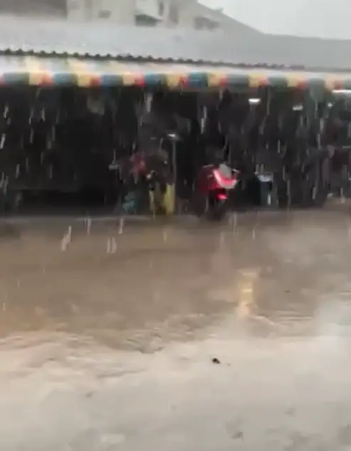 เมืองกรุงก็โดน "พายุฤดูร้อน" ฝนถล่ม - ลูกเห็บตก ที่สายไหม (มีคลิป)