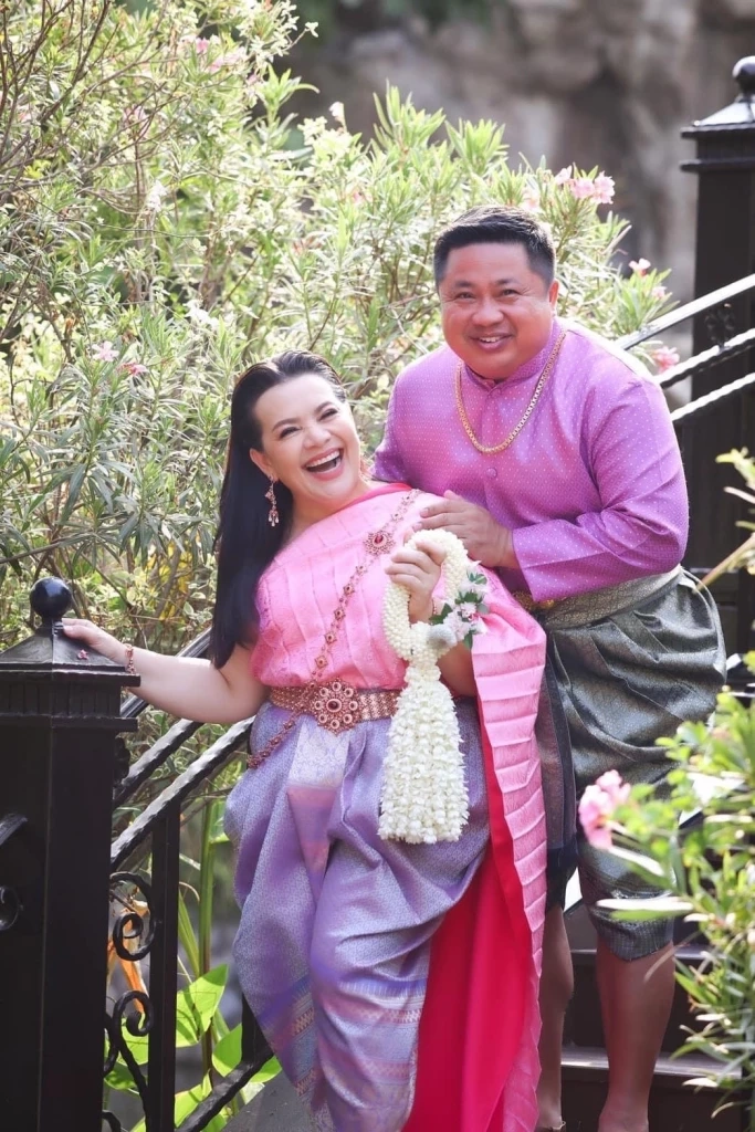 หนูแหม่ม สุริวิภา นำทีมพระ-นาง สาดน้ำสงกรานต์ ส่งความสุข 