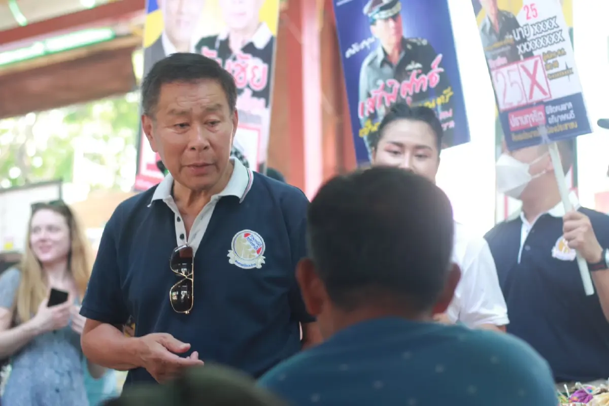 "เสรีพิศุทธ์" ตลุยหาเสียงตลาดน้ำ แจกนโยบาย 14 ข้อเชื่อตอบโจทย์ปชช.