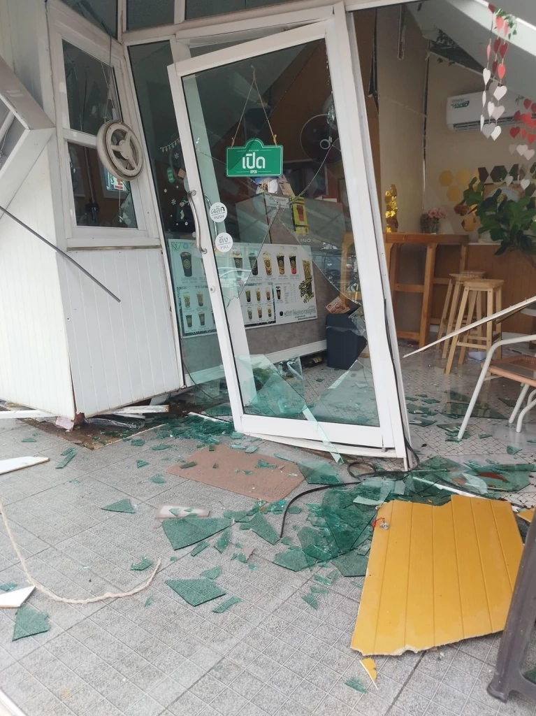 เปิดคลิปพายุฤดูร้อน พัดถล่มโคราช หลังคาปลิว-เสาไฟฟ้าหักโค่น