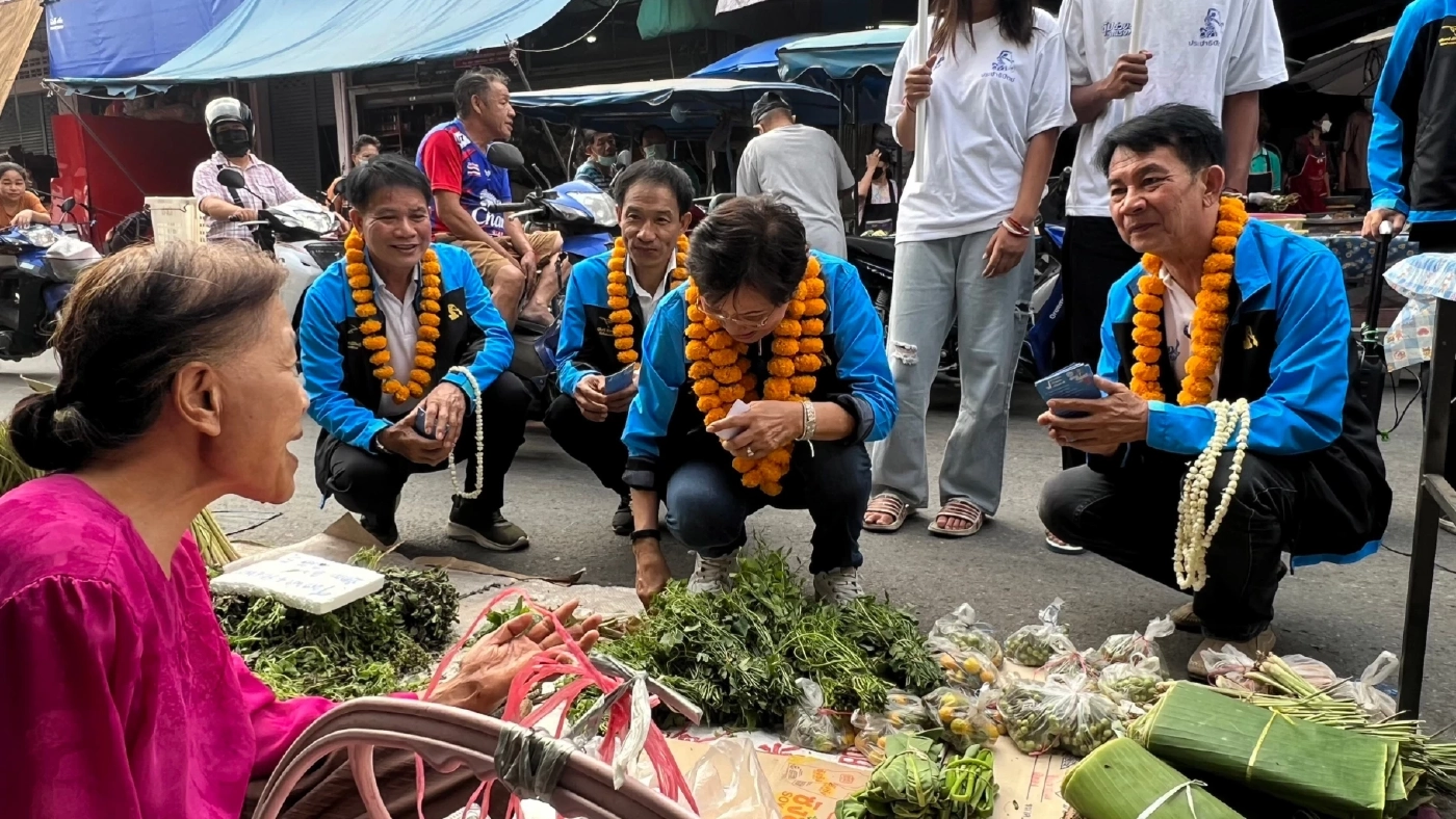 คุณหญิงกัลยา-ดร.มัลลิกา นำทีมปชป.หาเสียงช่วยผู้สมัคร ส.ส.พะเยา 3 เขต