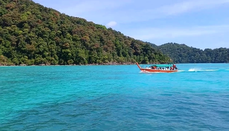 ร้อน ๆ ต้องไปทะเล! จุดเช็กอิน "หินแม่ไก่" เกาะสุรินทร์สุดฮิต นทท.แน่นวันหยุด