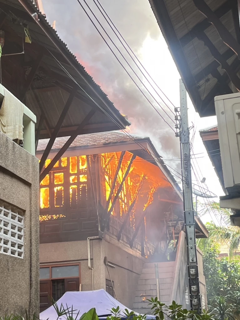 ระทึก! ไฟไหม้กุฏิวัดนวลจันทร์ พระวิ่งจีวรปลิวดับไฟ สุดท้ายวอดทั้งหลัง