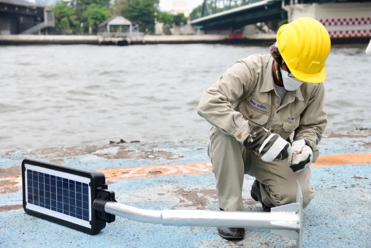 MEA ติดตั้งโคมไฟฟ้าส่องสว่าง LED โซลาร์เซลล์ บริเวณท่าเรือสาธารณะแม่น้ำเจ้าพระยา 82 แห่ง