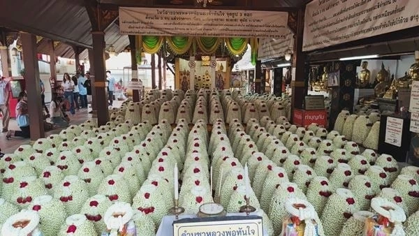 เปิดสถิติใหม่ นักธุรกิจสาวขับเครื่องบินส่วนตัว แก้บนดอกมะลิ 5 แสนพวง 