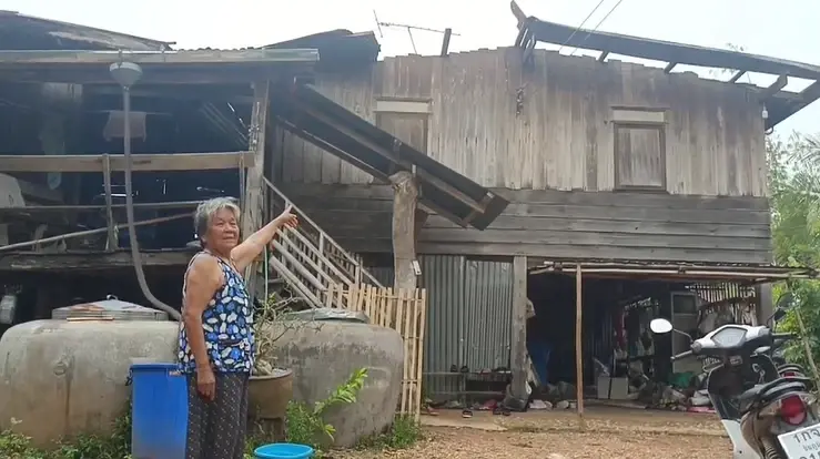 "พายุฤดูร้อน" ถล่มบ้านโคกสะอาดชัยภูมิ หอบหลังคาปลิวว่อน บ้านพังยับ 30 หลัง