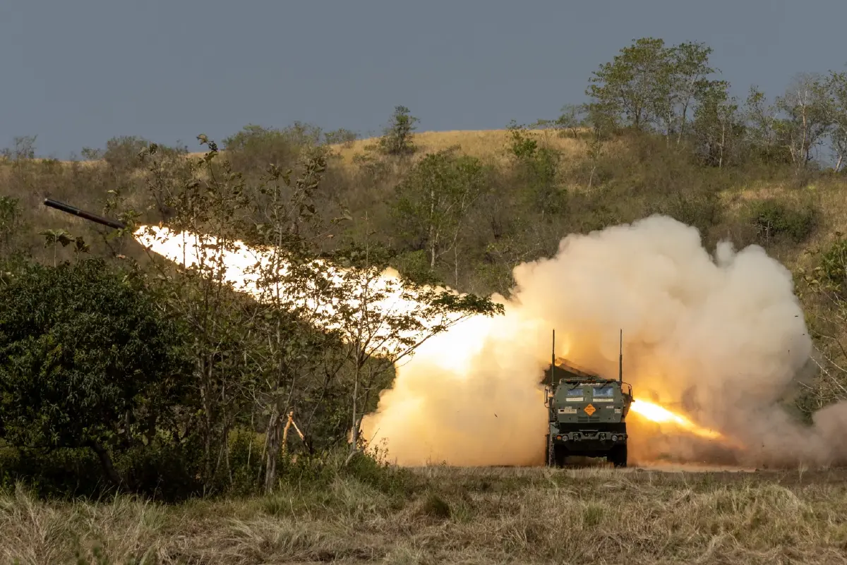 ระบบเครื่องยิงจรวด HIMARS ถูกยิงขณะซ้อมรบกระสุนจริงในฟิลิปปินส์เมื่อวันที่ 31 มี.ค.