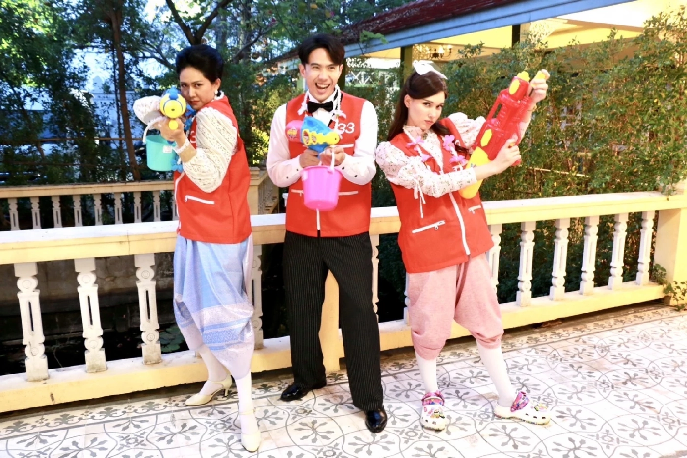 หนูแหม่ม สุริวิภา นำทีมพระ-นาง สาดน้ำสงกรานต์ ส่งความสุข 