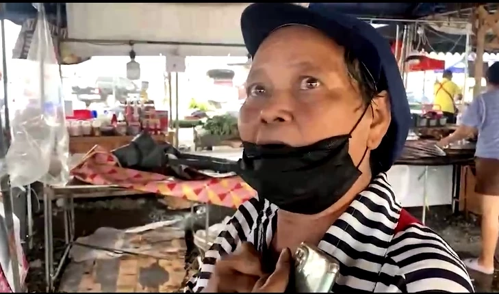 นางสี พลูสวัสดิ์ อายุ 65 ปี แม่ค้าขายไส้กรอกย่าง