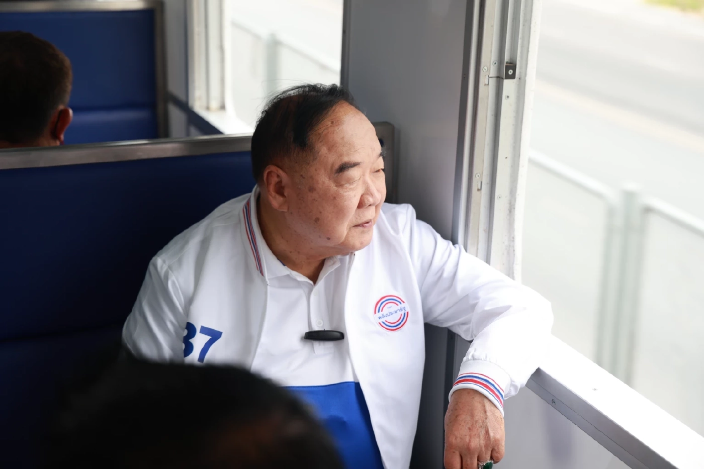 "บิ๊กป้อม" นำทีมพปชร. ขึ้นรถไฟ ลุยหาเสียงโคราช หวังปักธงอีสานอันดับหนึ่ง