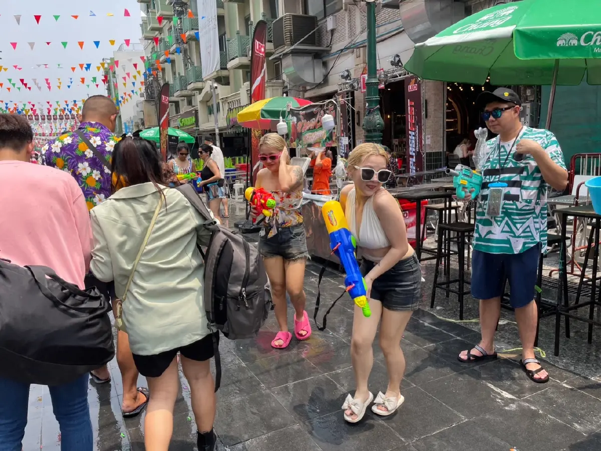 "สงกรานต์ถนนข้าวสาร" วันสุดท้าย คาด นทท. เข้าเล่นน้ำมากกว่า 4 หมื่นคน