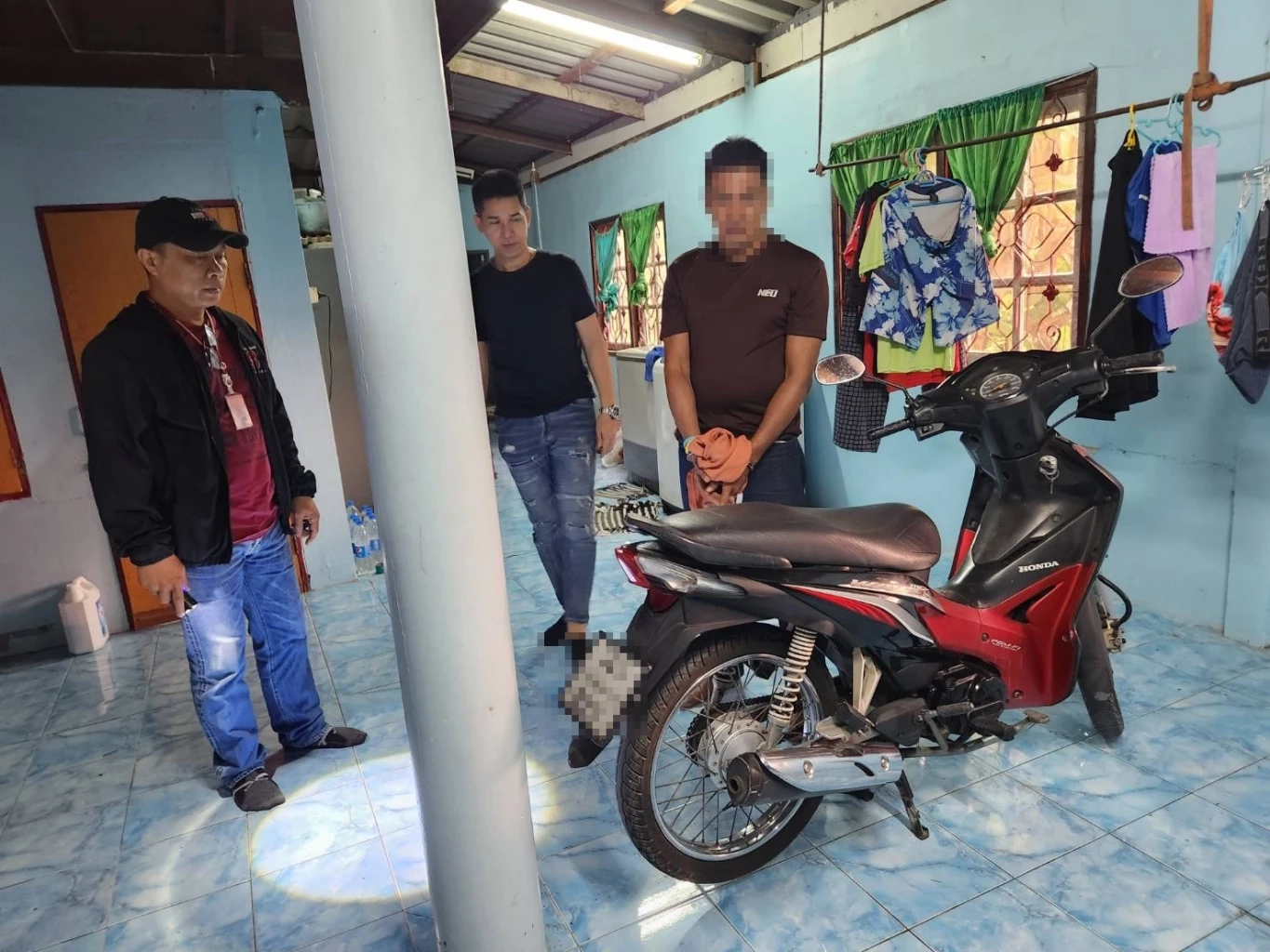 จับ“บังรอน”บุกทุบกระจกรถกวาดทรัพย์ร่วม 4 แสน โวใช้สูตรจักจั่นลอกคราบหนี