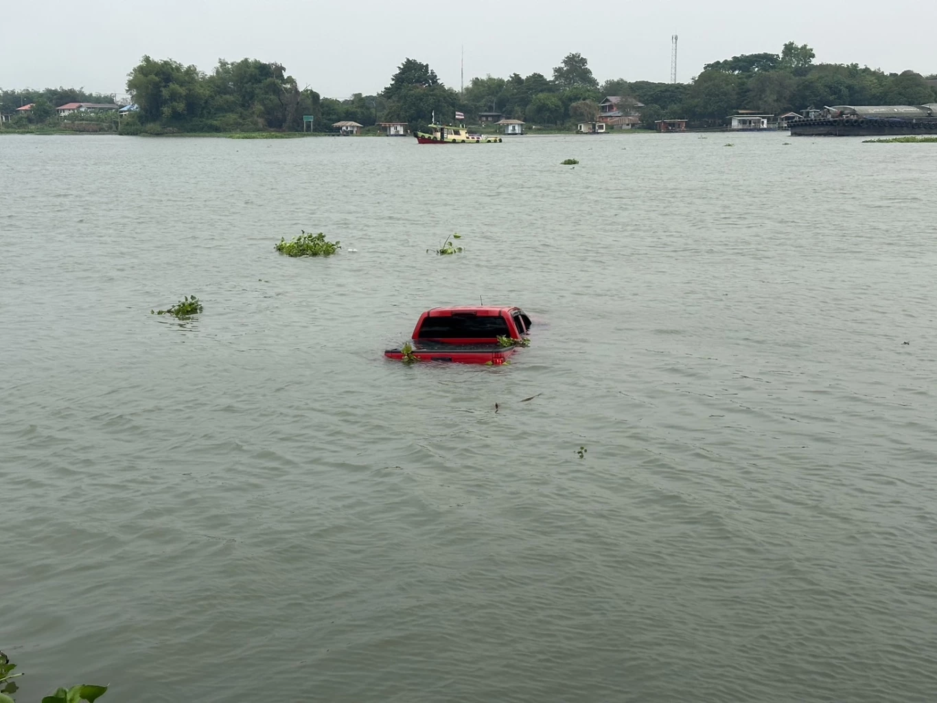 ผัวแทงเมีย 21 แผล ขับรถพุ่งลงแม่น้ำ ปู่เห็นเหตุการณ์ นำเรือออกไปช่วยได้ทัน