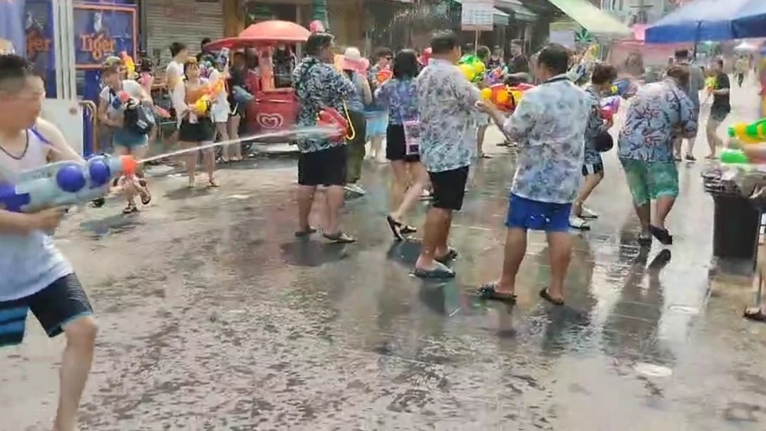 ถนนข้าวสารคึกคัก! นักท่องเที่ยวแห่เล่นน้ำสงกรานต์ ในรอบ 3 ปี