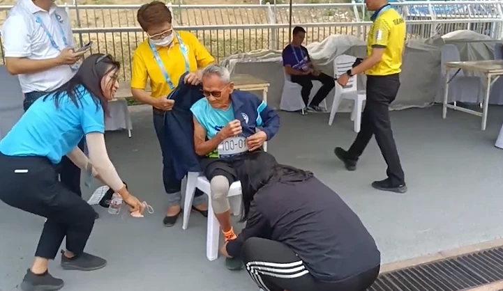 สุดทึ่ง! ตาวัย 103 ปี คว้าเหรียญทองศึกวิ่งทุ่มน้ำหนัก กีฬาอาวุโสแห่งขาติ
