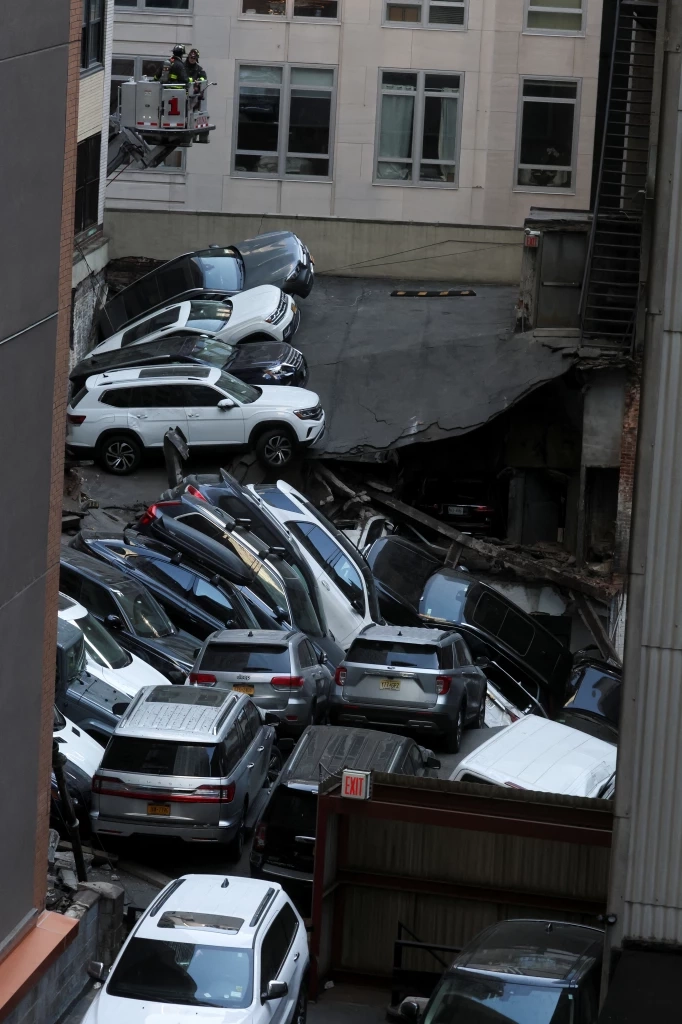 อาคารที่จอดรถพังถล่มในนิวยอร์ก  เสียชีวิตไปหนึ่งราย