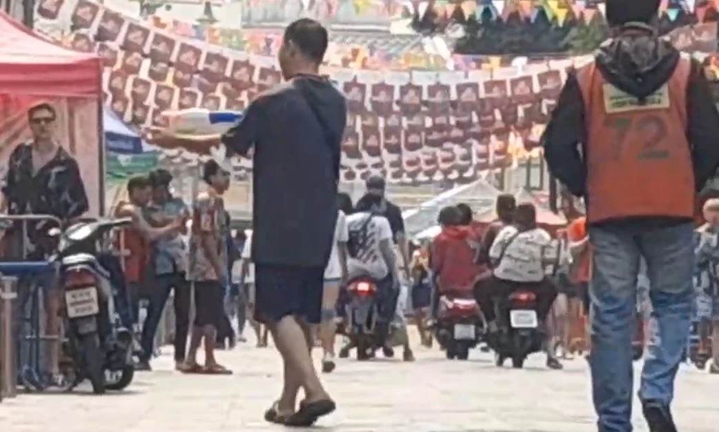 ถนนข้าวสารคึกคัก! นักท่องเที่ยวแห่เล่นน้ำสงกรานต์ ในรอบ 3 ปี