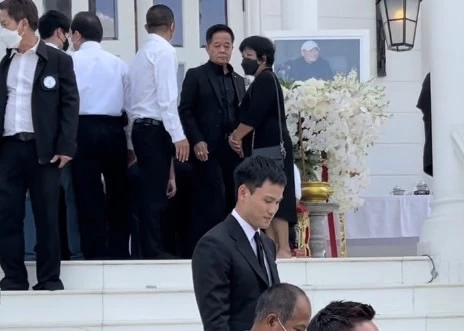 ครอบครัว-คนใกล้ชิด และชาวสมุทรปราการ ร่วมพิธีรดน้ำศพ "เอ๋ ชนม์สวัสดิ์"