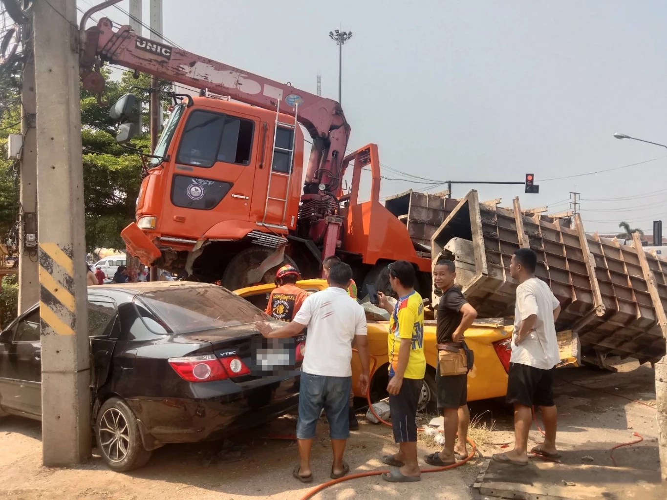 สยอง! 18 ล้อติดโลโก้ กฟภ. เบรกแตก พุ่งอัดก๊อปปี้รถทางหลวงดับ 2 เจ็บ 5 (มีคลิป)