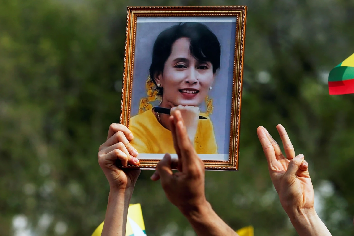 สงครามกลางเมืองเมียนมา บีบให้สาวสวยกลายเป็นกองกำลังหญิงสุดห้าว ( มีคลิป )