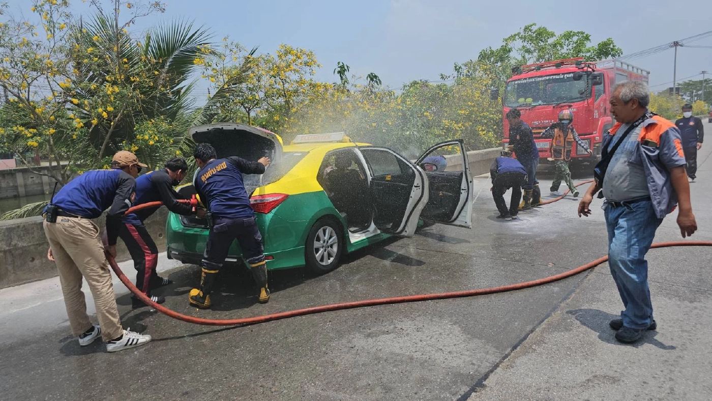 หวิดย่างสด! ไฟไหม้ "รถแท็กซี่" ปริศนา โชว์เฟอร์ - ผู้โดยสาร หนีตายอลหม่าน