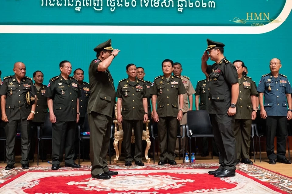 ฮุน มาเนต ติดยศนายพล 4 ดาว ปูทางสู่ว่าที่ผู้นำประเทศ