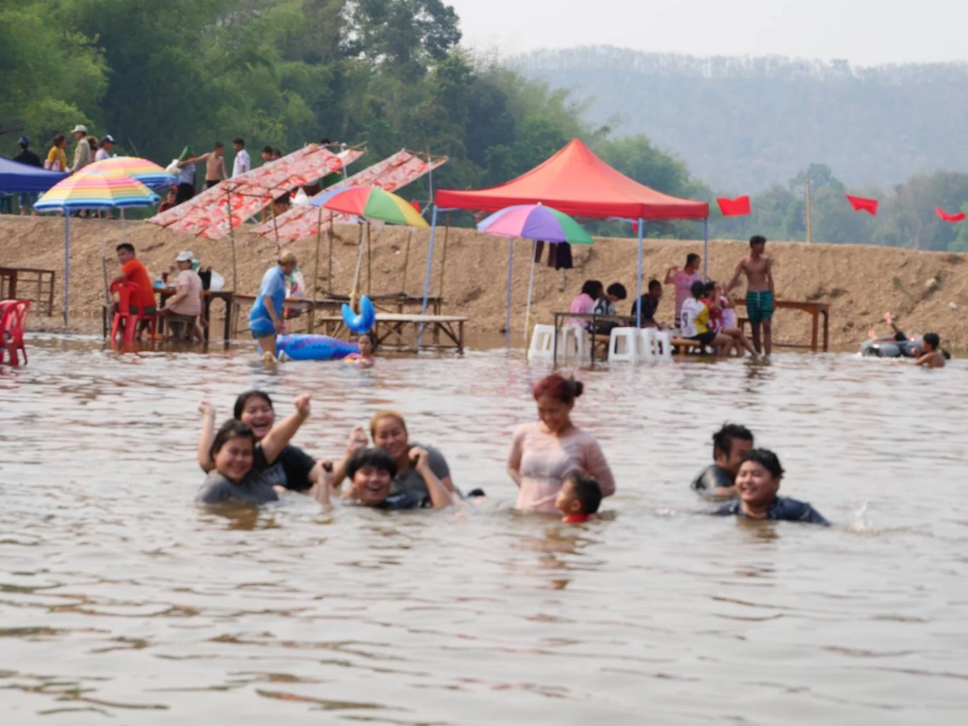 ใครร้อนเชิญ! ตำบลป่างิ้วสุโขทัย เปิดจุดเล่นน้ำใหม่ หาดทรายกลางแม่น้ำยม