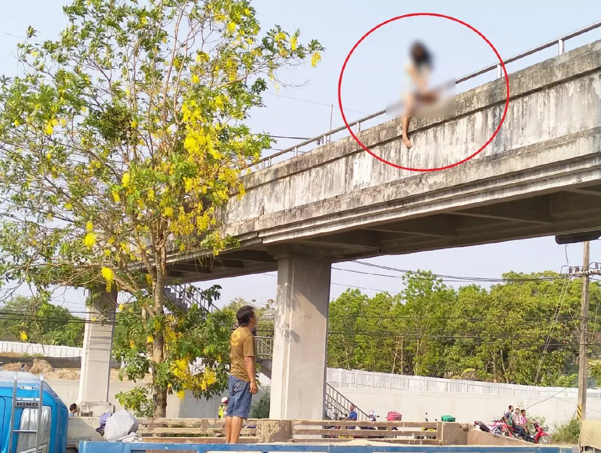 สุดระทึก กู้ภัยฯช่วยเหลือสาวกำลังจะกระโดดสะพานลอย รอดหวุดหวิด