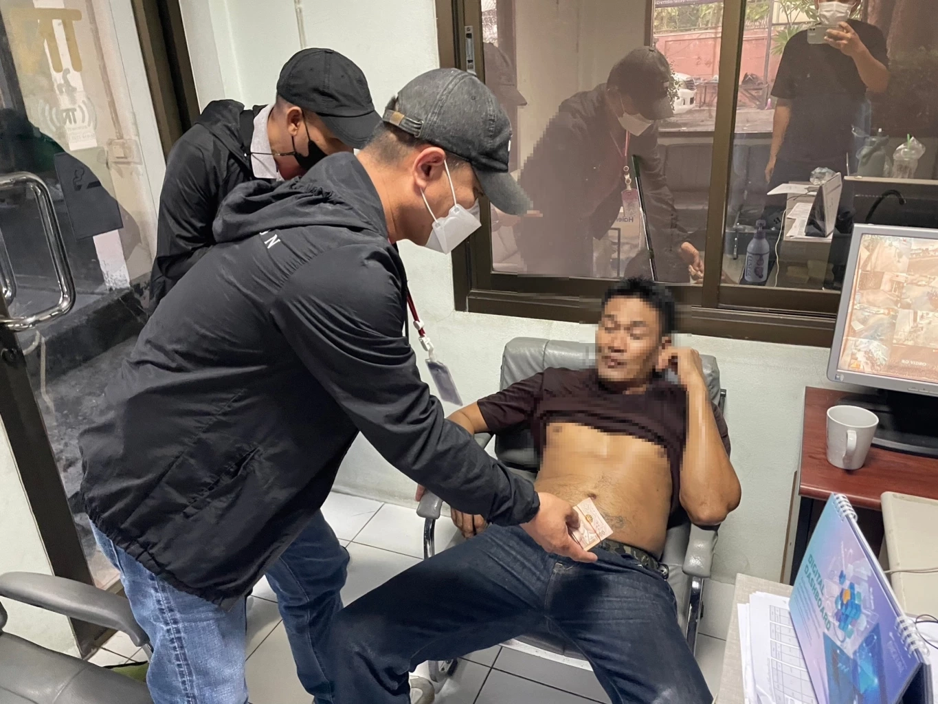 จับ“บังรอน”บุกทุบกระจกรถกวาดทรัพย์ร่วม 4 แสน โวใช้สูตรจักจั่นลอกคราบหนี