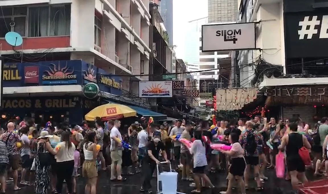 "ชัชชาติ" เปิดงาน "สงกรานต์ถนนข้าวสาร" อวยพรปีใหม่ไทย ขอให้ทุกคนมีความสุข