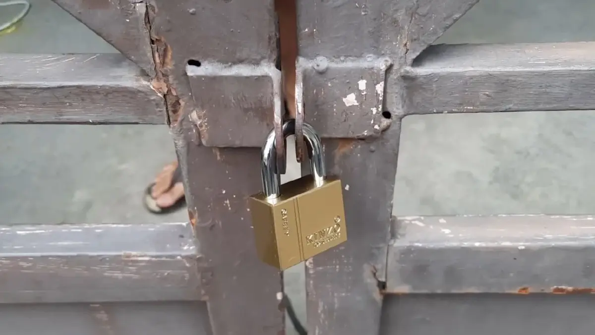 กรรมการตัดสินฟุตบอล ร้อง ตร. ถูกแก๊งเงินกู้ ใช้แม่กุญแจล็อกประตูบ้าน