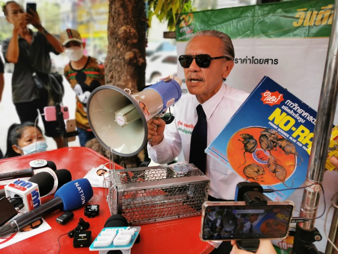 "ชูวิทย์" ลุยตลาดรวมทรัพย์ รณรงค์ต้านกัญชาเสรี แฉลงใต้เจอซื้อเสียงหนักมาก