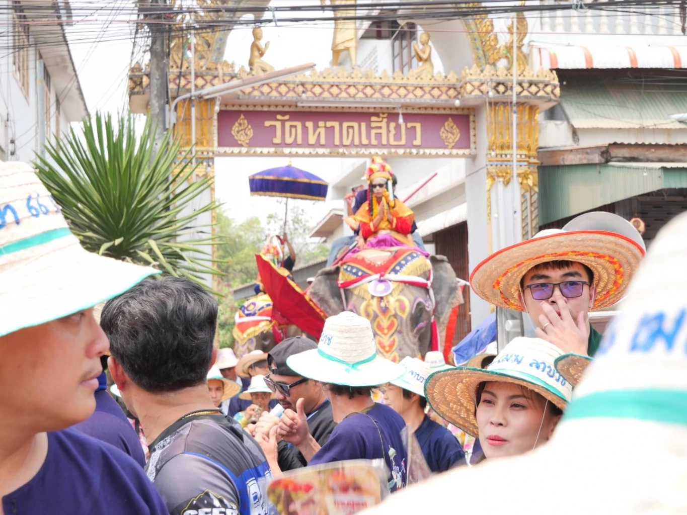 สุดคึกคัก! กิจกรรมแรกสงกรานต์สุโขทัย แห่ช้างบวชนาคชาวไทยพวน บ้านหาดเสี้ยว