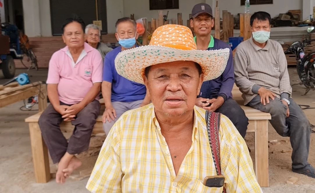 สุดทึ่ง! คุณตาวัย 70 รับจ้างปีนต้นมะพร้าวด้วยมือเปล่า ไต่ระห่ำวันเดียว 30 ต้น