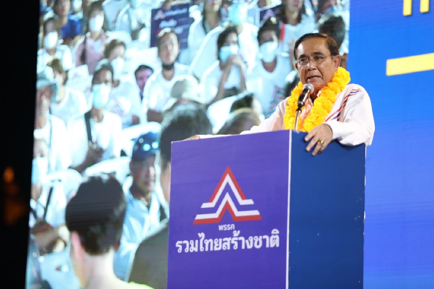 พล.ประยุทธ์  จันทร์โอชา แคนดิเดตนายกฯ พรรครวมไทยสร้างชาติ ขึ้นเวทีปราศรัยหาเสียง ลานอัฒจรรย์  สวนเบญจกิติ