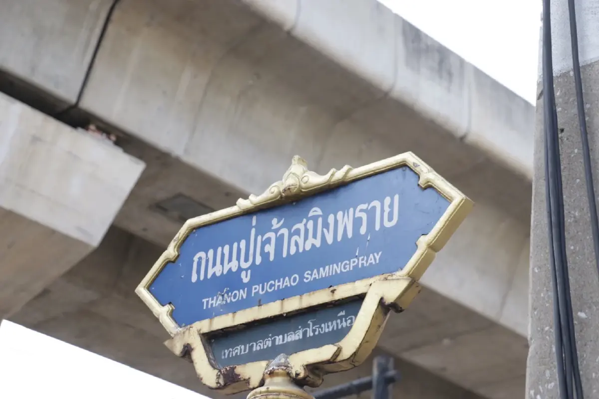 งานก่อสร้างโครงการเปลี่ยนระบบสายไฟฟ้าอากาศ เป็นสายไฟฟ้าใต้ดินตามแนวรถไฟฟ้าสายสีเขียว แบริ่ง-บางปิ้ง