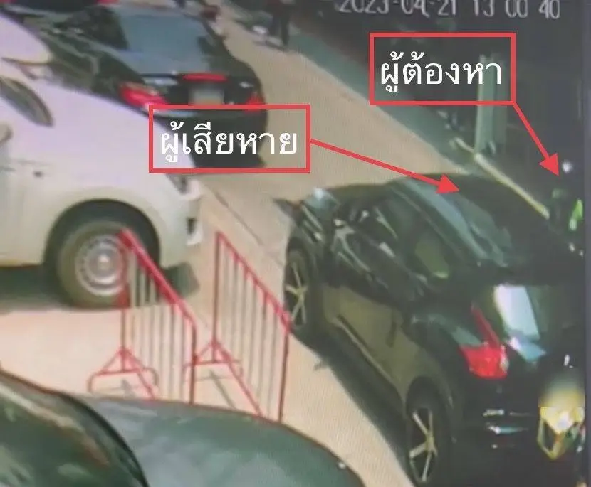 จับแล้ว ไรเดอร์หัวร้อน รัวหมัดต่อยหน้าหนุ่มถอยเก๋งชน